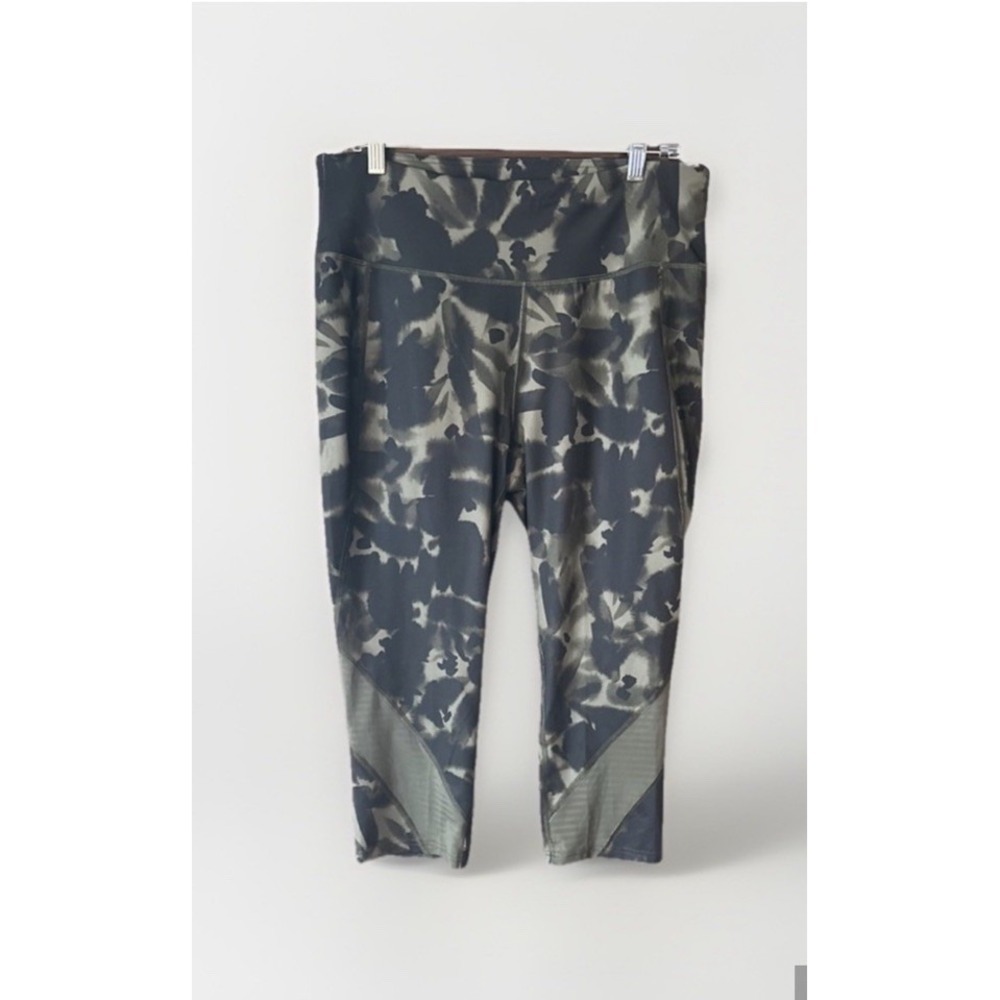 Tek Gear DryTek Women's Olive Green & Black Abstract Cropped Leggings Size XL
